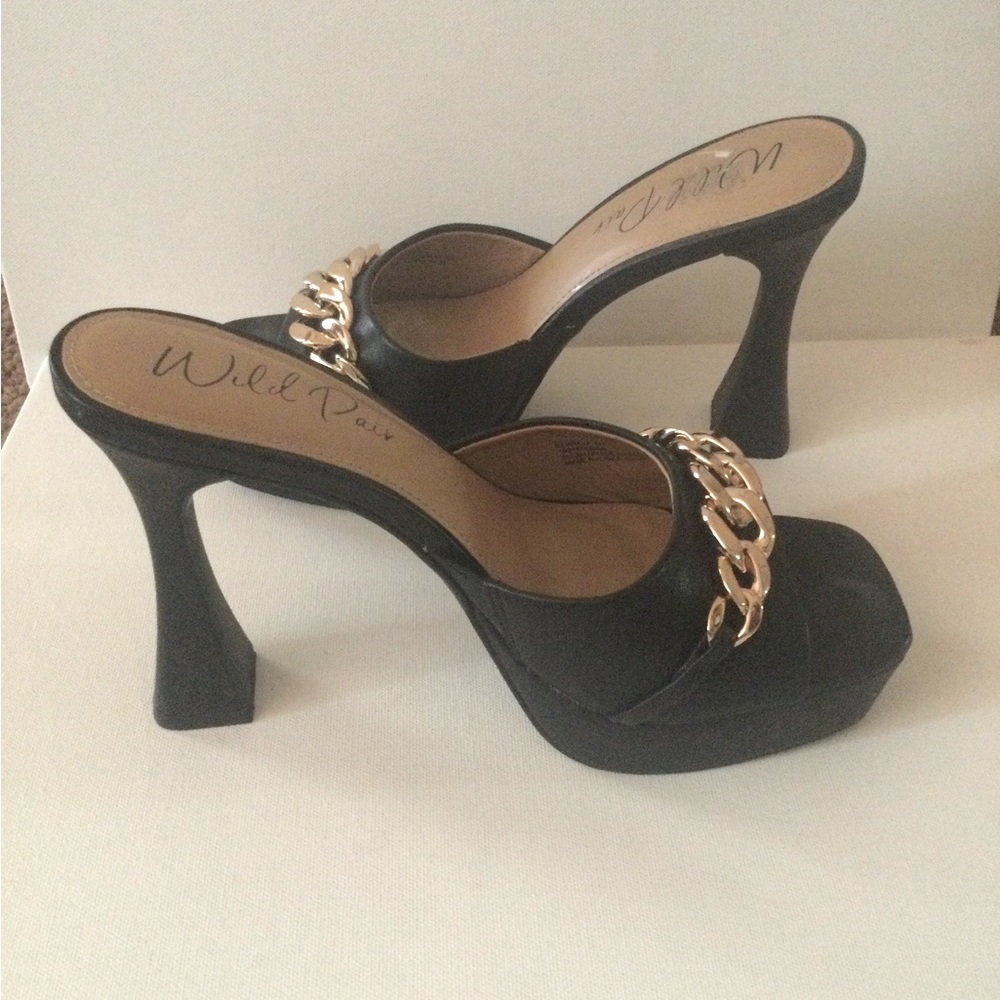 NWOT Womens mule heels with chain adornments